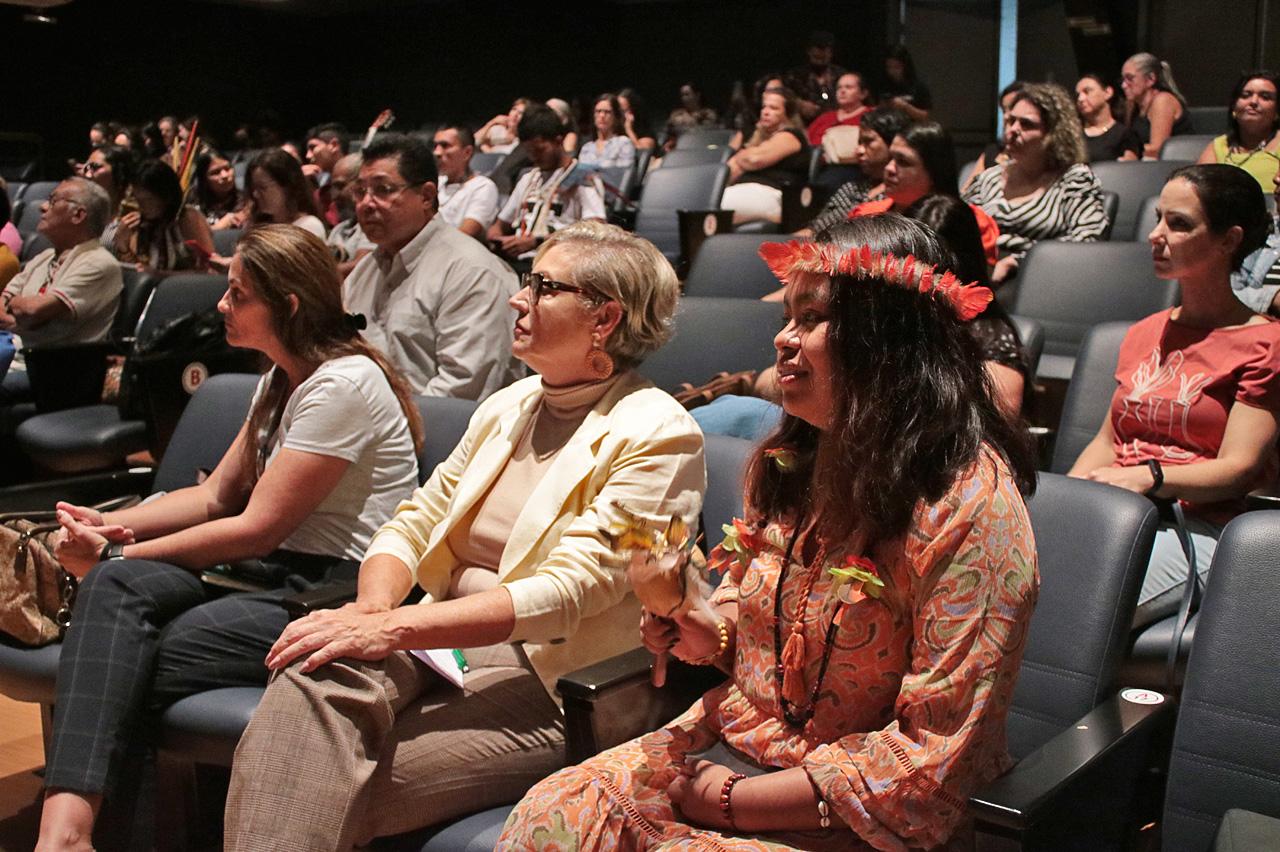 Vice-prefeita de Limeira participa de aula aberta para formação de professores sobre a cultura indígena