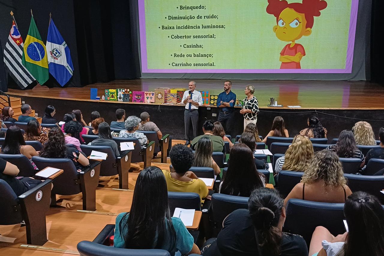 Mais de 800 monitores da rede de ensino de Limeira participam de formação