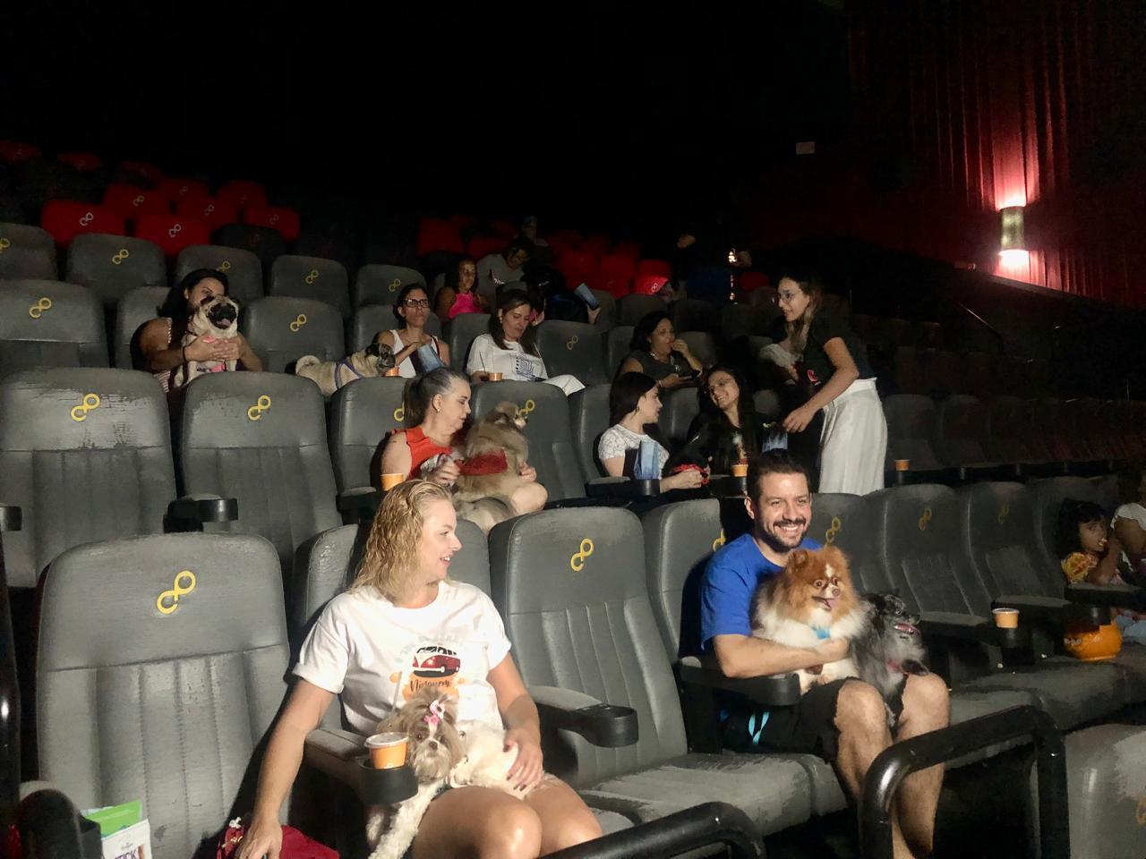 Sessão adaptada leva pets ao cinema do Limeira Shopping