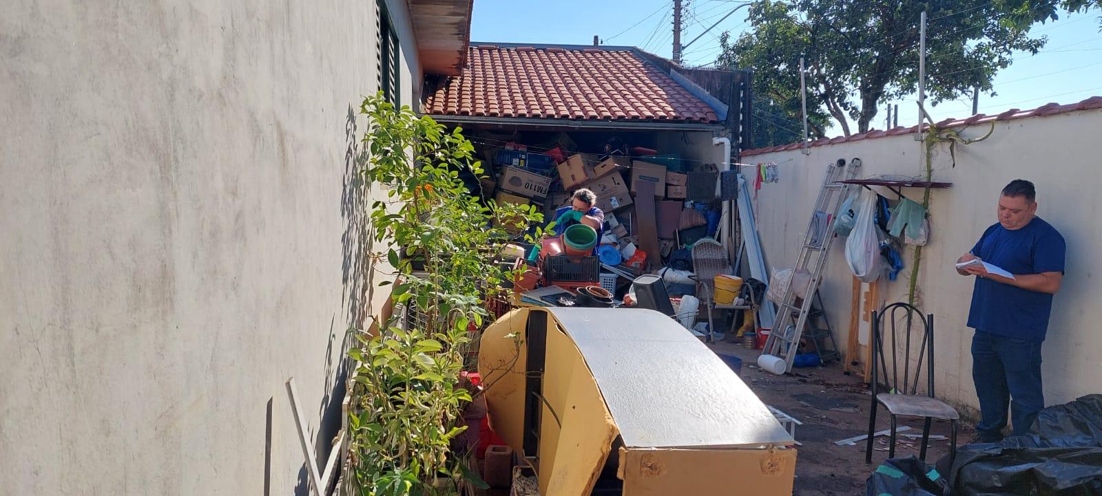 Limpeza compulsória remove dezenas de caixas com inservíveis em casa no Parque das Nações
