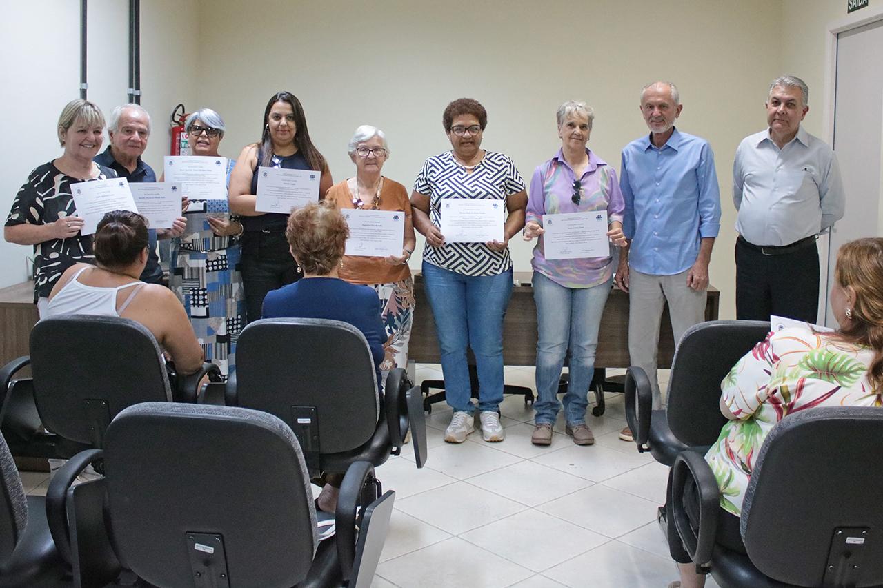 Prefeito de Limeira homenageia servidores recém-aposentados