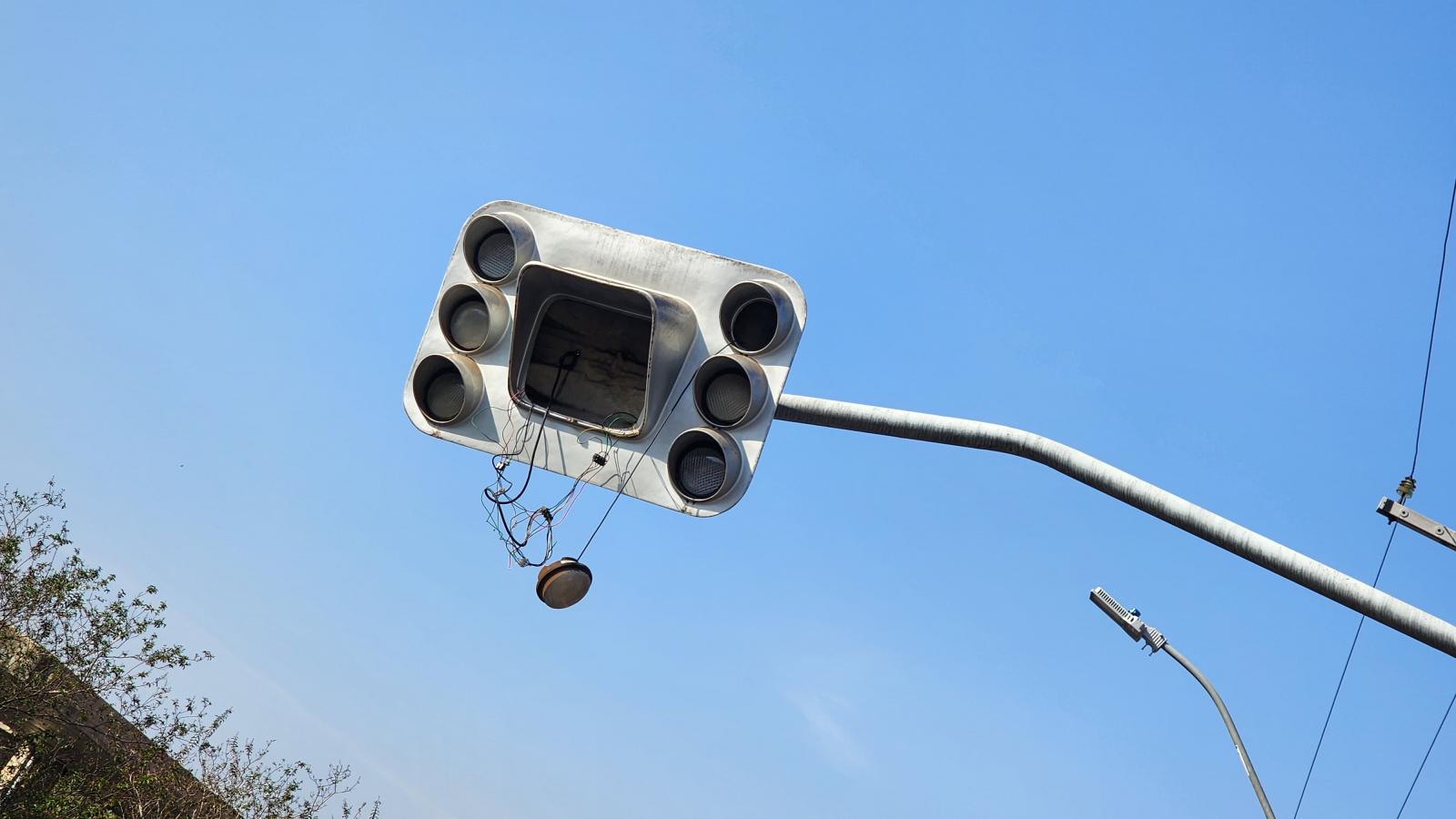 Caminhão enrosca em fiação e danifica semáforo no centro de Limeira