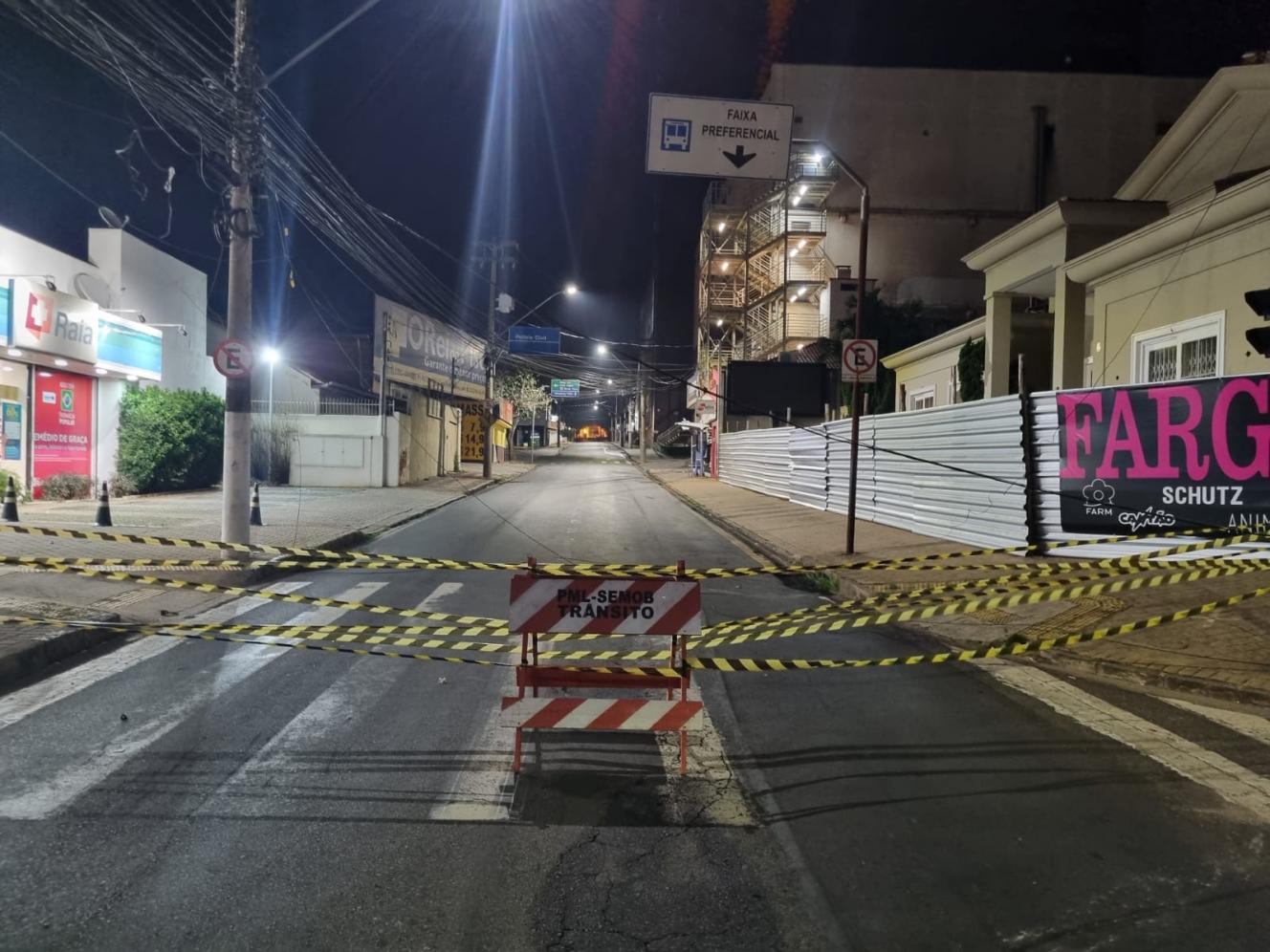 Caminhão Enrosca em fios e deixa Rastro de destruição em rede elétrica em Limeira