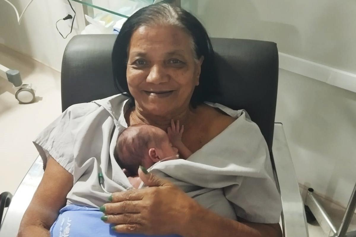 Dia dos Avós em Limeira: contato com neto recém-nascido fortalece vínculos e cuidados com a saúde