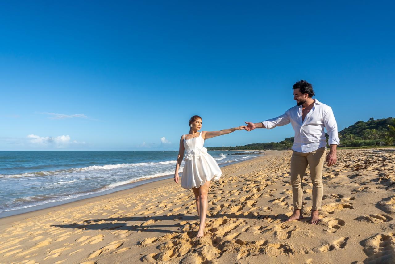 Ex-BBB Amanda Gontijo ao lado do noivo Danilo Monteiro, curtem Trancoso, na Bahia, local onde irão casar em novembro