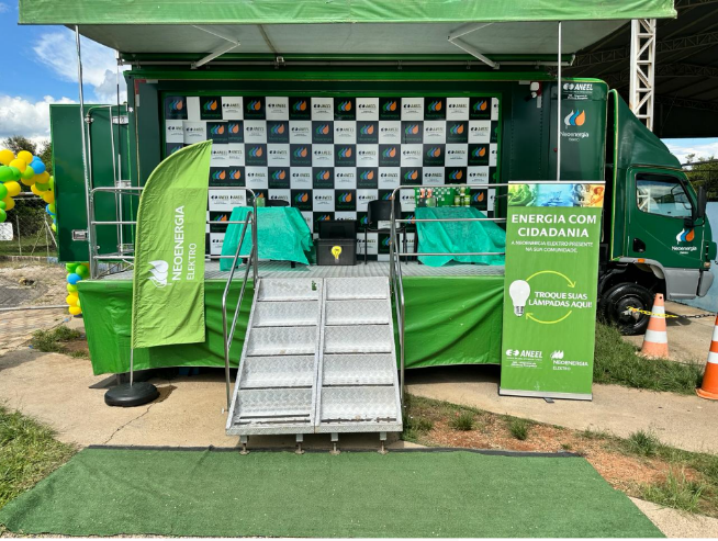 Veja como trocar lâmpadas ineficientes por LED em ação da Neoenergia Elektro em Cordeirópolis