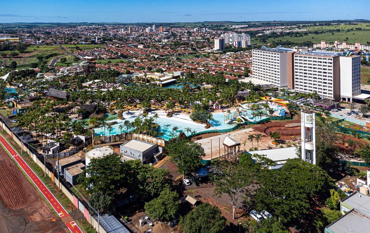 Simbologia do sol guia o Réveillon 2025 do Hot Beach Parques & Resorts