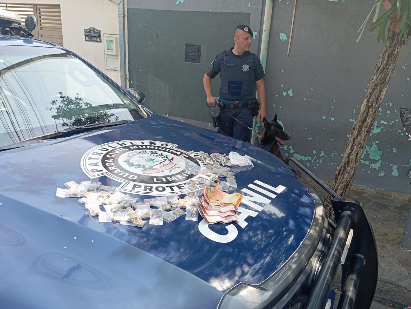 Equipe do Canil da GCM de Limeira localiza drogas escondidas em telhado no bairro João Ometto