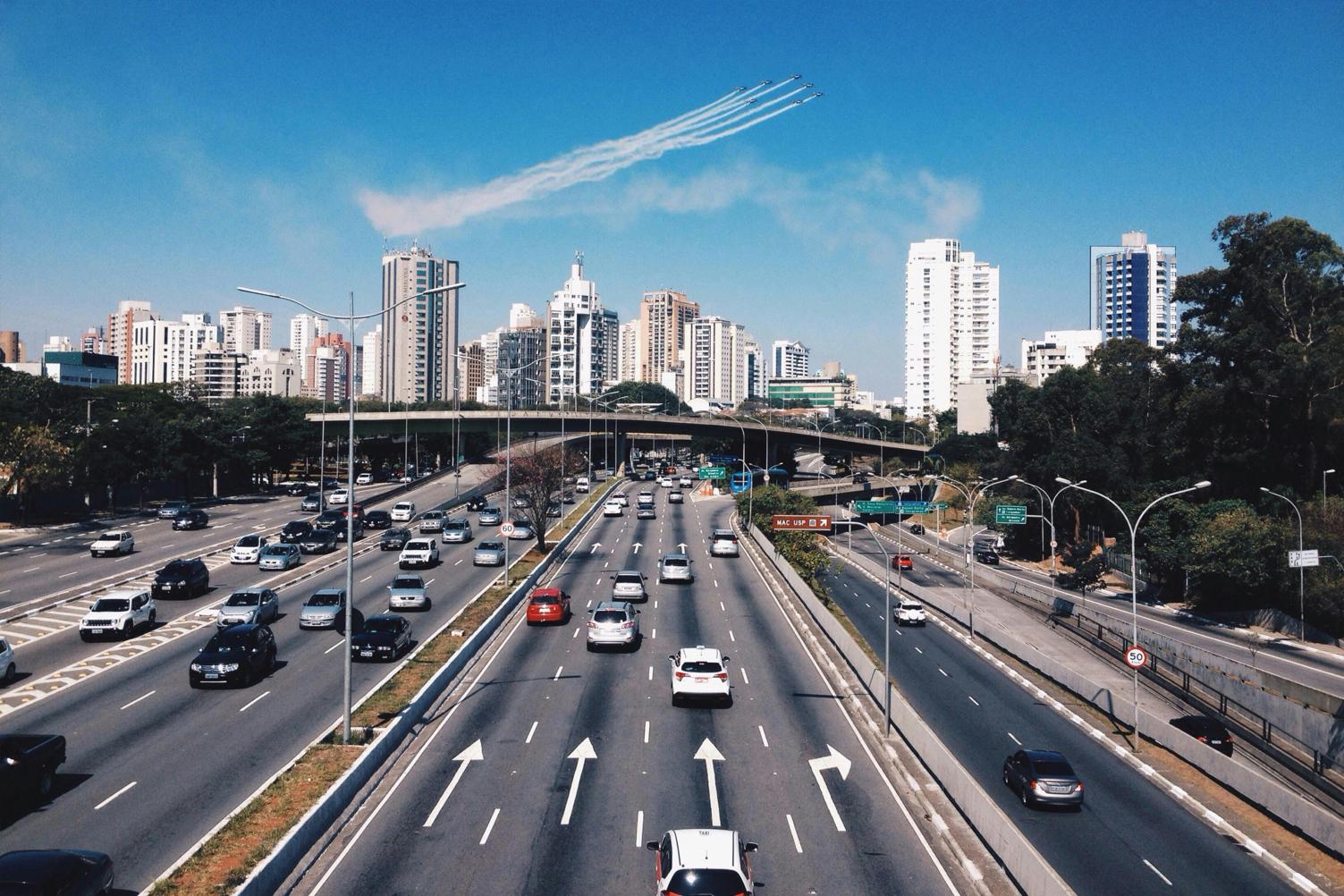 Como proteger a pintura do carro do calor e das chuvas de verão