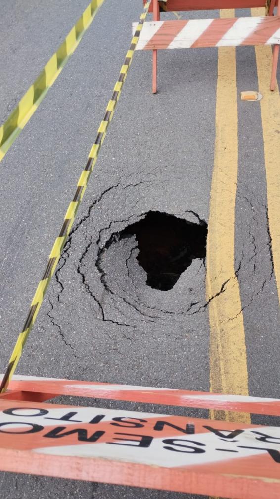 Buracos e rachadura interditam viaduto Janio Quadros em Limeira nos dois sentidos