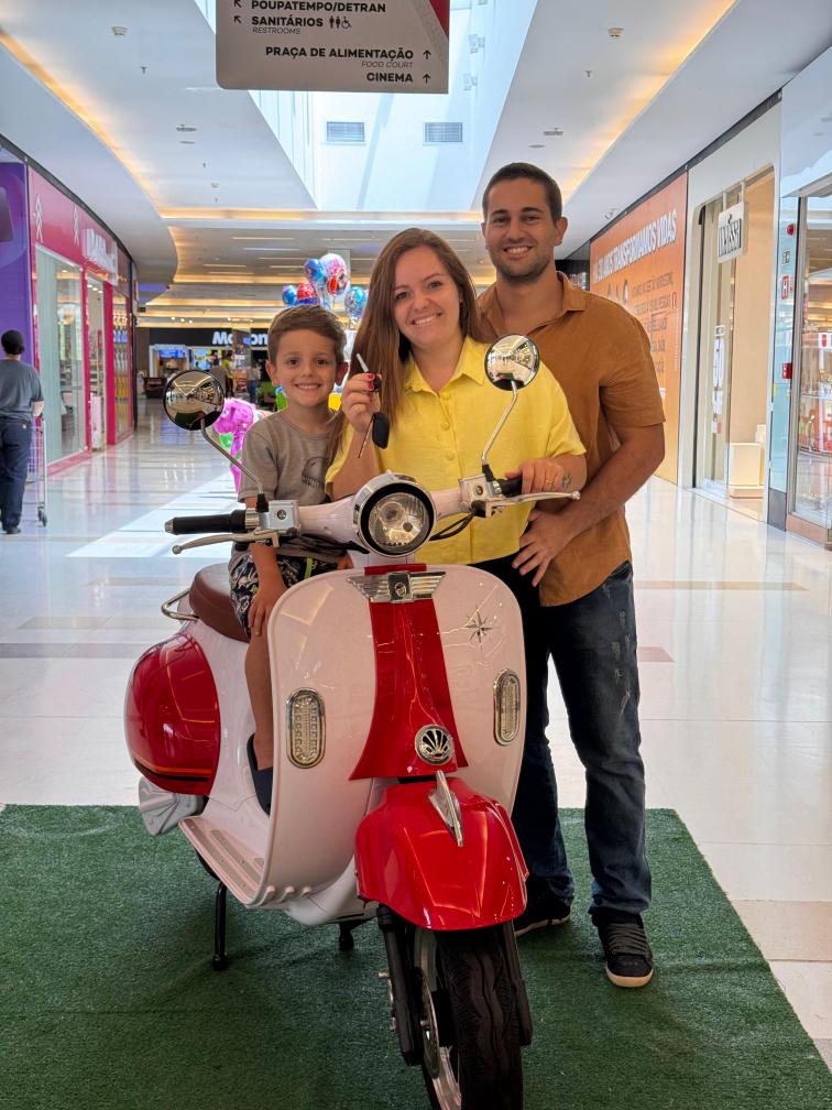 Limeira Shopping entrega moto elétrica a sorteada na promoção “Trenó em Duas Rodas”