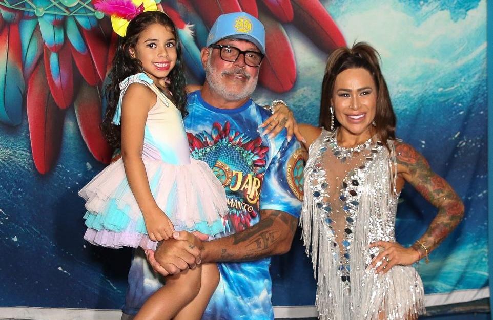 Há menos de uma semana do desfile, Fabi Frota curte último ensaio da Tucuruvi ao lado de Alexandre Frota e da filha Belinha