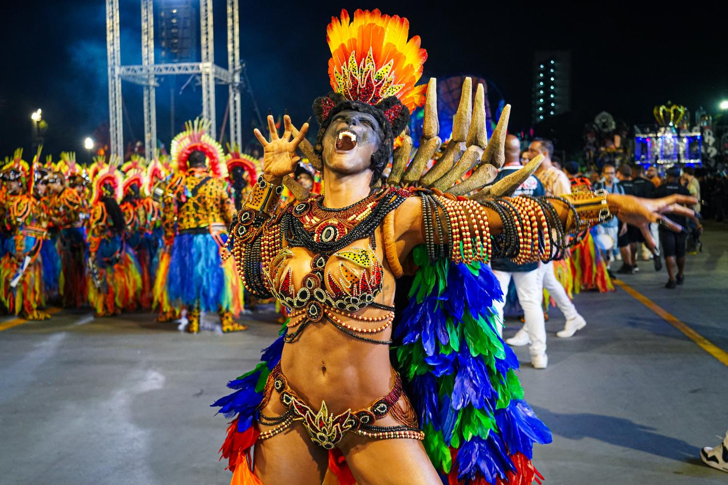 Carla Prata aposta em visual inédito e ressurge selvagem e irreconhecível em desfile