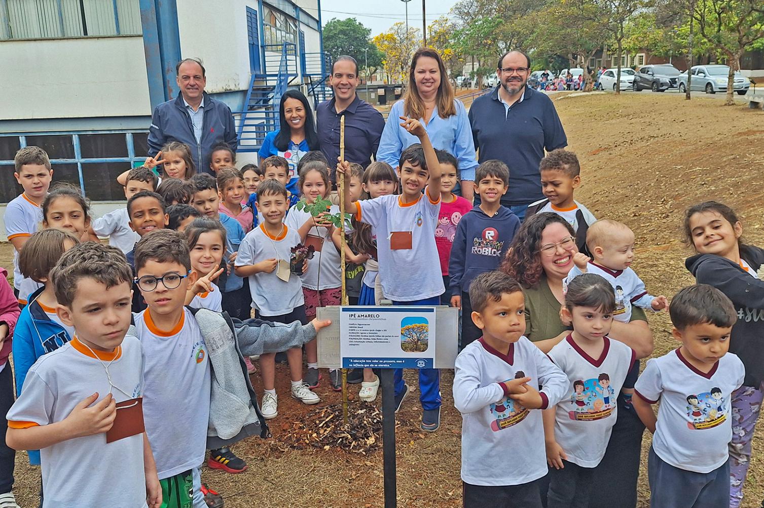 Prefeito de Limeira Murilo Félix planta ipê-amarelo com alunos no Parque Cidade