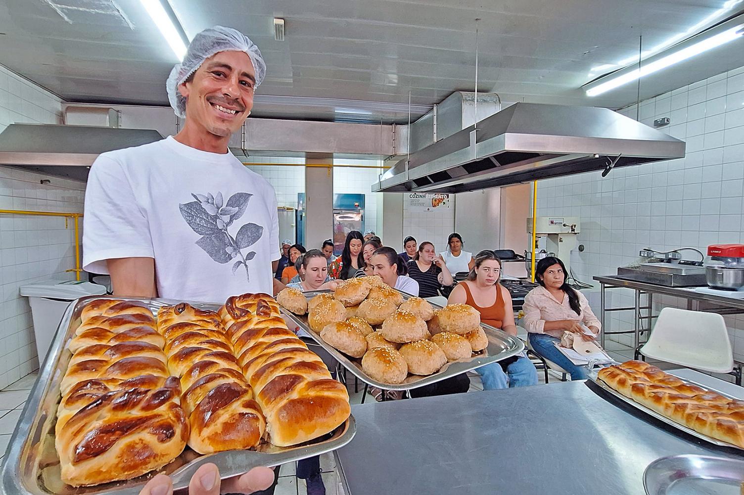 Ceprosom entrega certificados para alunos do curso de Padaria Artesanal