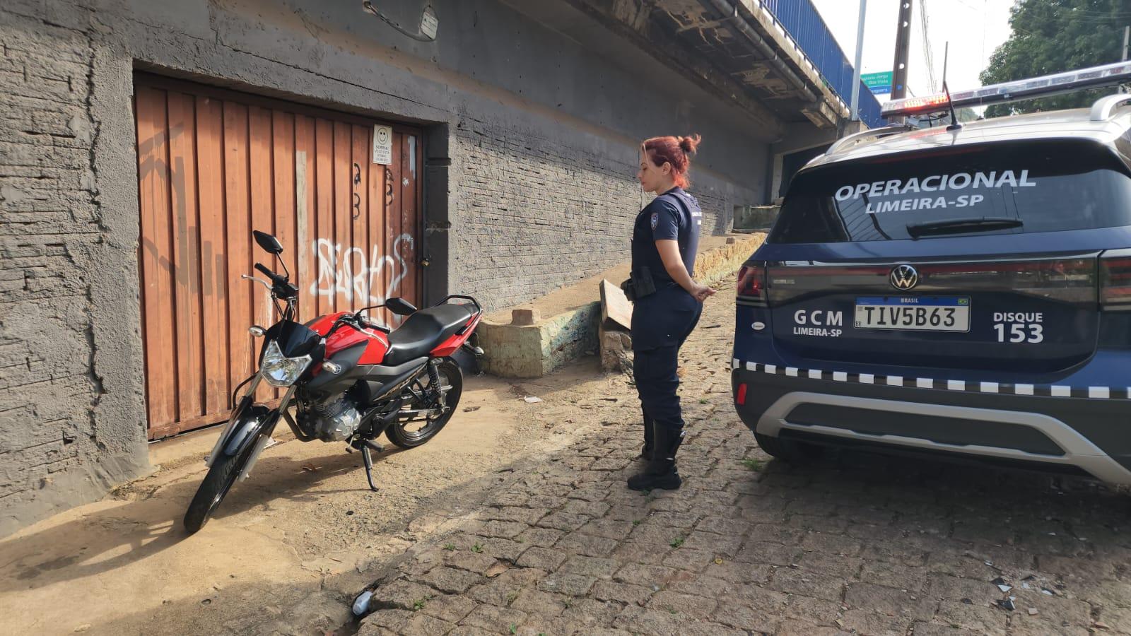 GCM localiza motocicleta furtada abandonada sob viaduto em Limeira