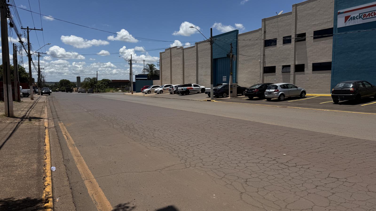 Trecho da Av. Aristeu Marcicano, no Jd. Cordeiro, recebe recapeamento