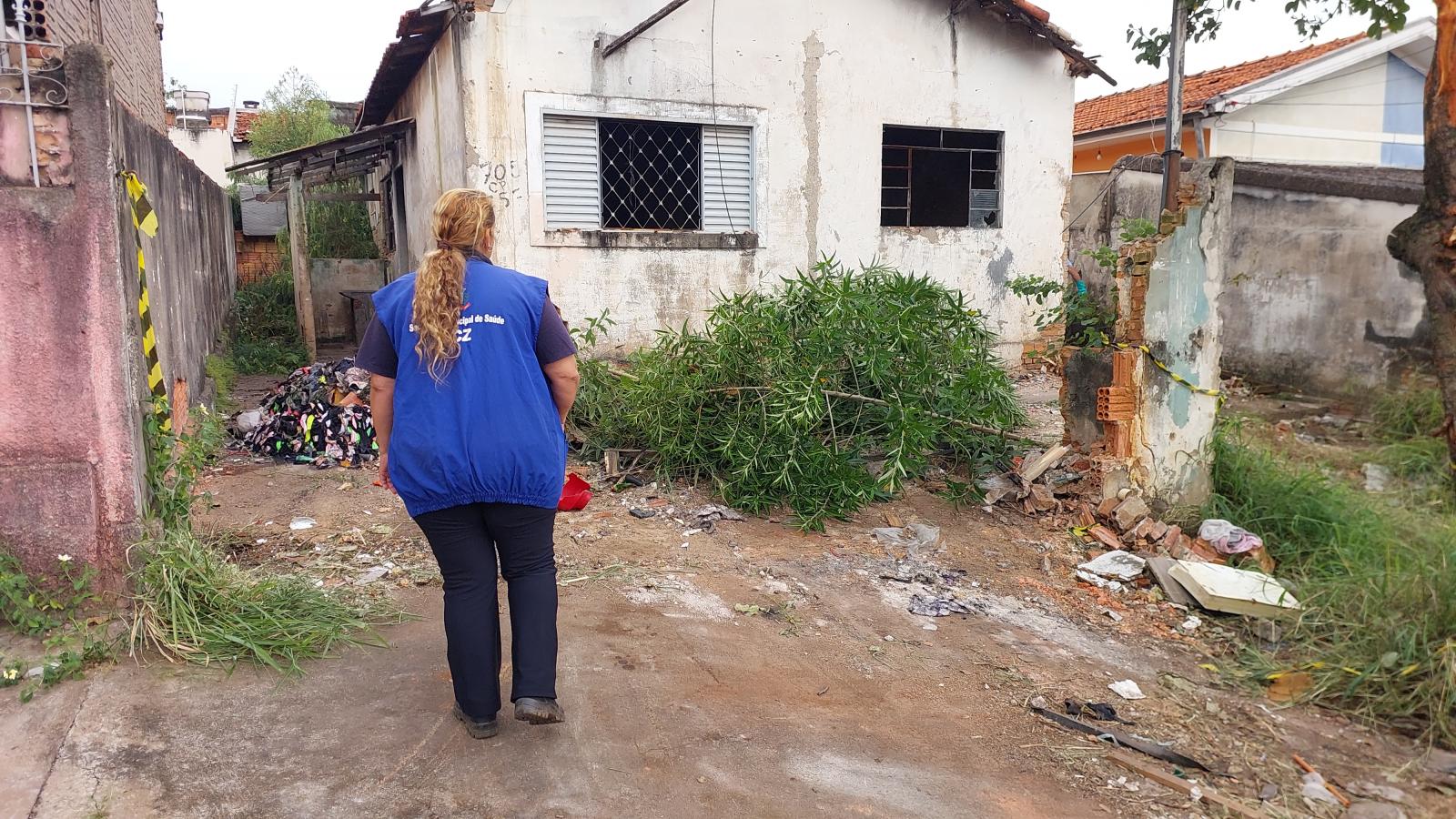 Prefeitura de Limeira realiza limpeza compulsória em imóvel no Parque Hipólito