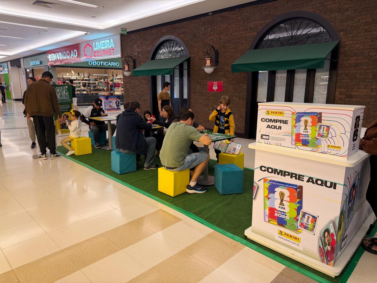 Limeira Shopping oferece espaço para venda e troca de figurinhas do álbum da Copa