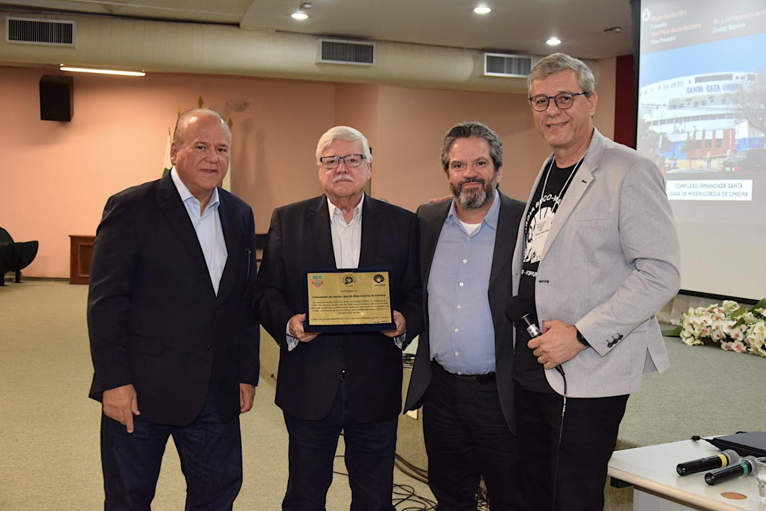 Santa Casa de Limeira recebe homenagem por 32 anos de parceria com a FOP/Unicamp na formação de especialistas