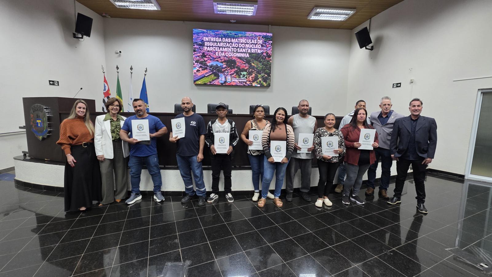 Prefeitura de Cordeirópolis entrega matrículas de casas da Coloninha e do Santa Rita