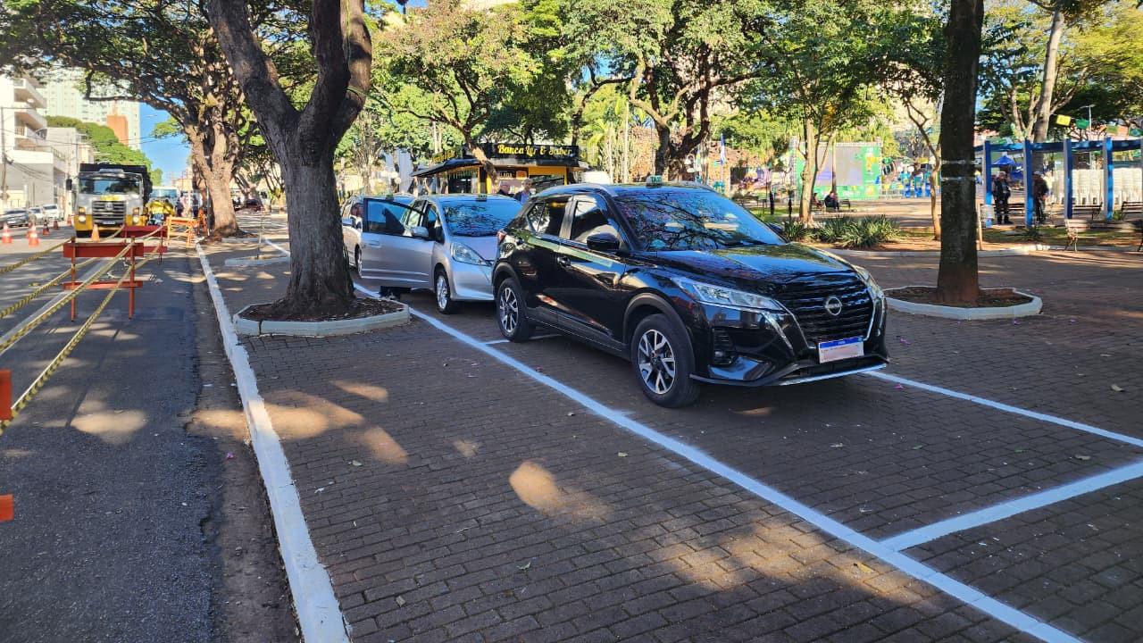 Novas vagas de estacionamento no entorno da Praça Toledo Barros em Limeira recebem sinalização