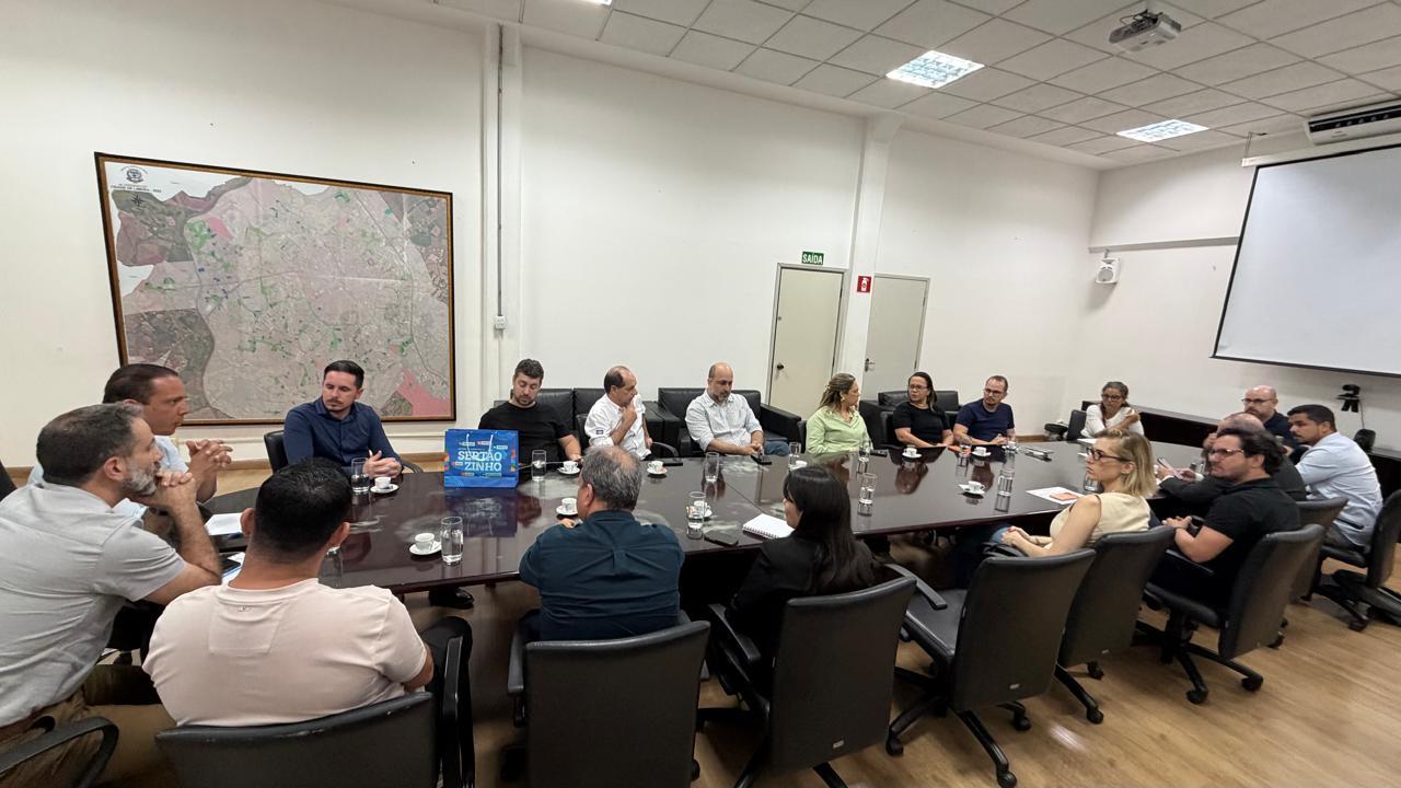 Prefeitura de Limeira discute criação de marca para polo de joias folheadas