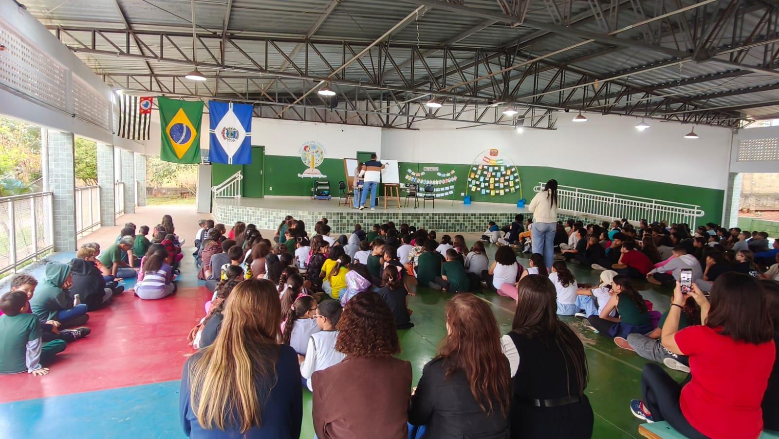 Artista plástico Eduardo Lima visita escola municipal de Limeira