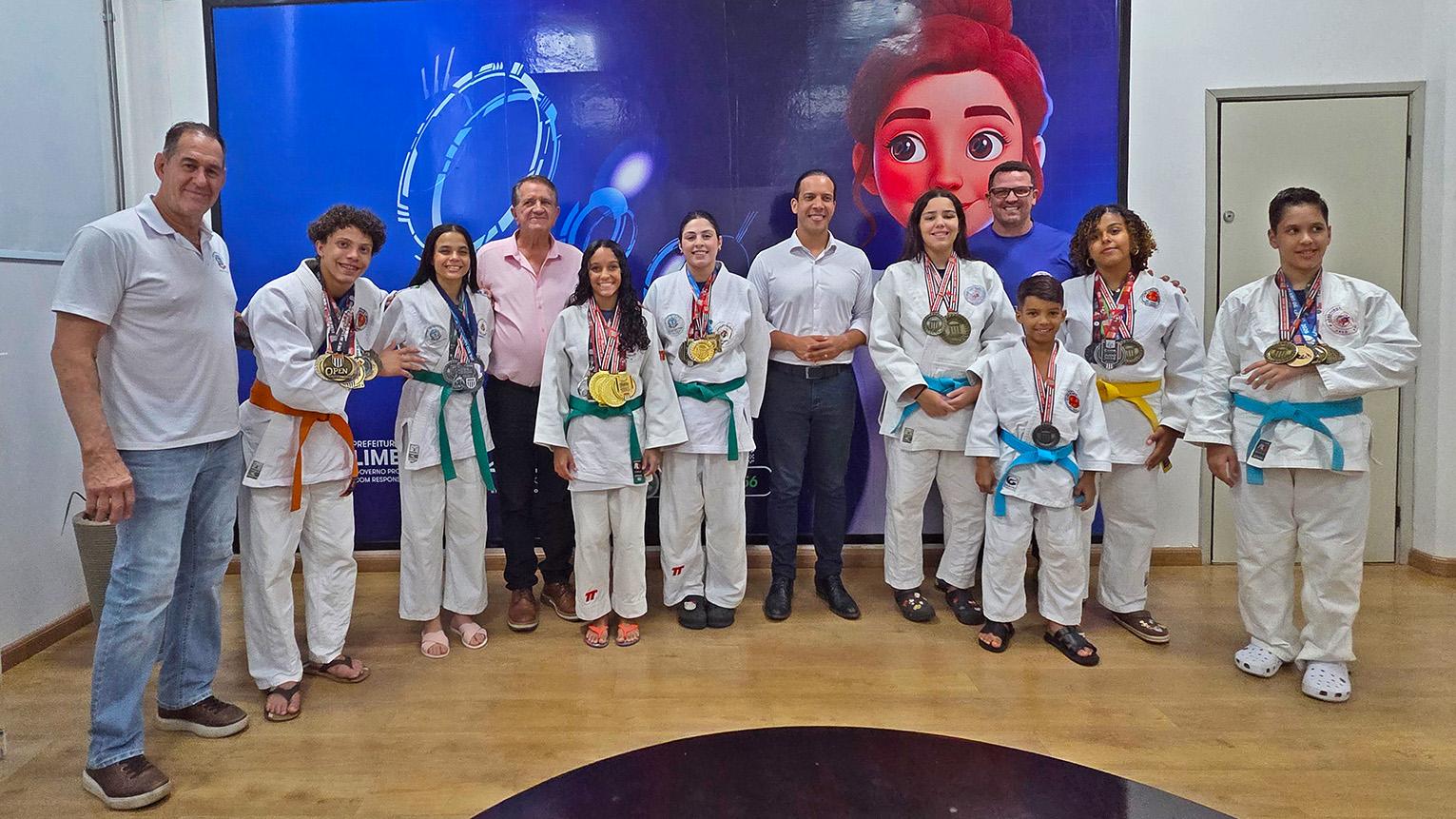 Prefeito Murilo Félix recebe judocas medalhistas do Campeonato Paulista